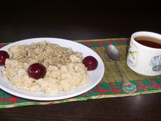 Овсяная каша с халвой и малиной