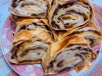 Рулет из курицы с омлетом