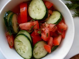 Салат из помидор с огурцами - что может быть нового?