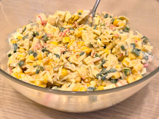 Кукурузный салат с крабовыми палочками