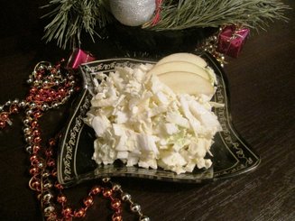 Салат из пекинской капусты с яблоком и яйцом