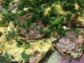 Язык, запеченный с сырной корочкой