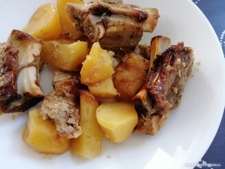 Запеченные свиные ребрышки с картофелем в рукаве