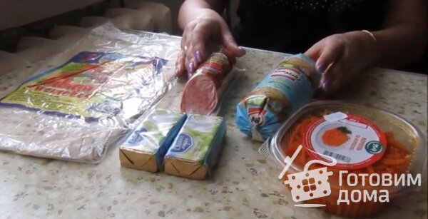 Рулет из лаваша с копченой колбасой и морковью по-корейски фото к рецепту 1