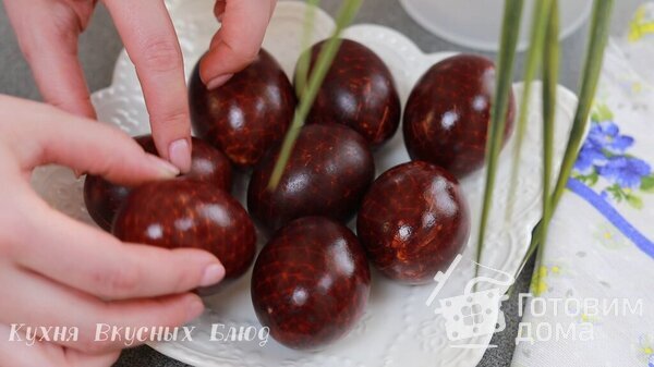 Крашеные яйца в Луковой  шелухе фото к рецепту 7