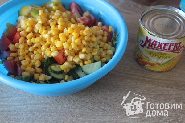 Летний овощной салат с кукурузой фото к рецепту 3