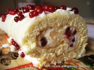 Рулет с суфле и брусникой