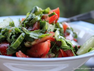 Салат из помидор с огурцами - что может быть нового?