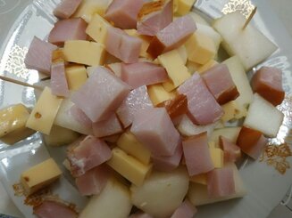 Канапе с дыней и сыром