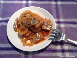Сельдь кусочками в томатном соусе