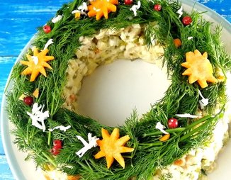 Новогодний венок из салата «Столичный»
