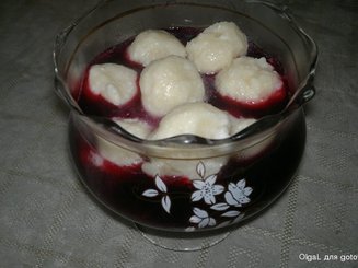 Творожные клецки с ягодно-винным соусом