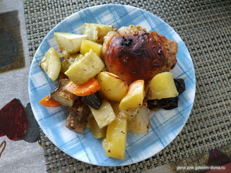 Курица запеченная с овощами