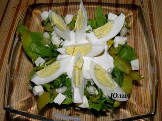 Яичный салат с зеленью, солеными огурцами и брынзой