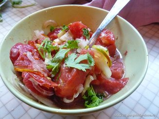 Салат из помидор с огурцами - что может быть нового?