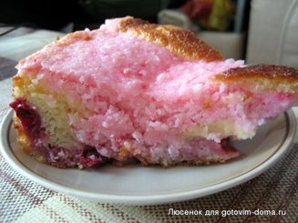 Вишневый пирог с кокосовой глазурью