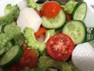 Салат с момордикой( гоя, горькая дыня)