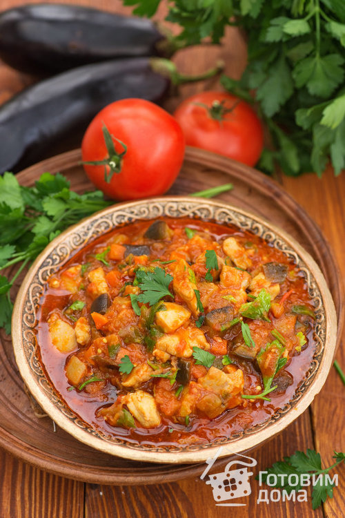 Курица, тушенная с баклажанами и овощами