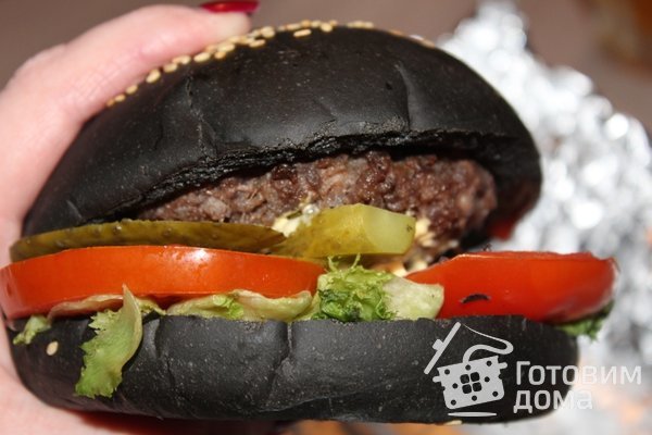 Запечённый чёрный бургер с сырррным соусом Махеевъ фото к рецепту 13