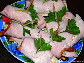 Рулетики из ветчины с сыром и чесноком