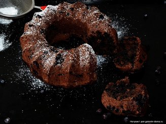 Шоколадный кекс с черникой