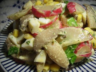 Весенний грибной салат с редисом, яйцами и кукурузой