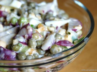 Салат из редиса с сыром и яйцами