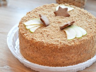 Яблочный торт с карамельным баварским муссом с корицей