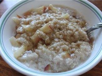 Овсяная каша с яблоком и клюквой