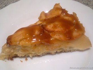 Яблочный пирог с творожным кремом и карамельным соусом