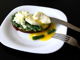 Smørrebrød - Датский бутерброд с фасолью и яйцом пашот