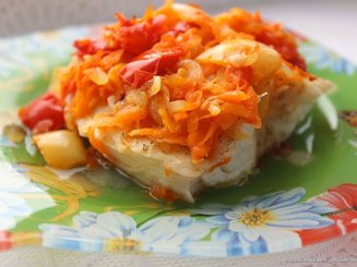 Зубатка, запеченная с овощами