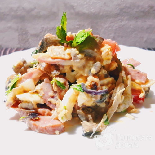 Салат с колбасой и грибами