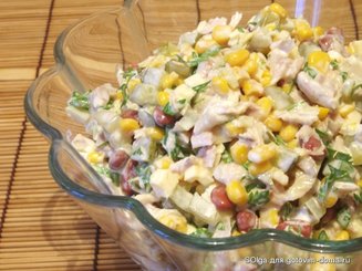 Салат с курицей, фасолью и сыром