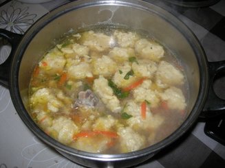 Бульон с клецками из сыра