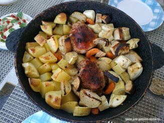 Курица запеченная с овощами