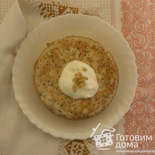 Творожная запеканка с маком, бананом и печеным яблоком