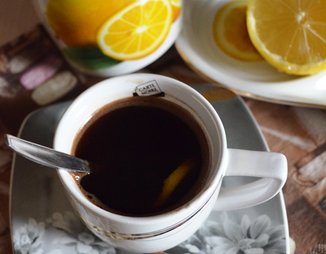 Кофе с коньяком, лимоном и корицей