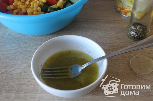 Летний овощной салат с кукурузой фото к рецепту 4