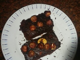 Брауни с орехами и карамелью