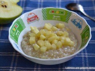 Овсяная каша с жареными яблоками