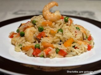 Рис с креветками и зеленым горошком