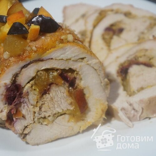 Мясной рулет со сливами и орехами