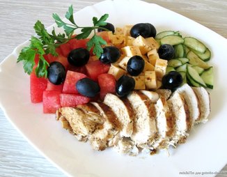 Греческий салат с куриной грудкой, арбузом и фетой