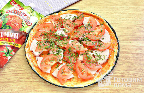 Домашняя пицца с колбасой, сыром и кетчупом Махеевъ, Россия фото к рецепту 4