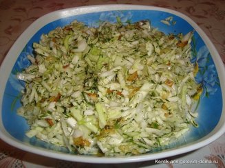 Салат из молодой капусты с жареным луком