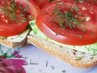 Постный перекус (не сладкий с авокадо и помидорами и сладкий с вареньем и семечками)