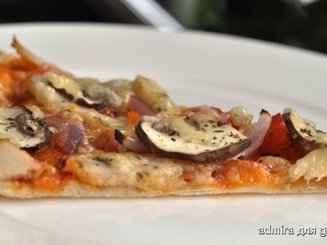 Пицца с картошкой и копченой ветчиной