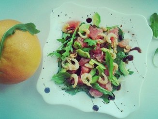Салат с креветками, авокадо и грейпфрутом