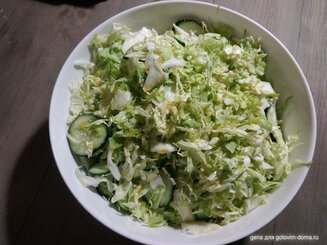 Салат с молодой капустой и огурцами